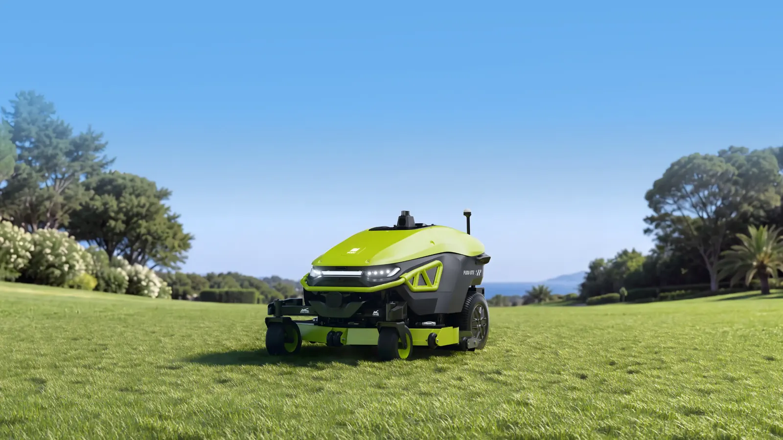Robot cortacésped comercial PUDU GT5 en un amplio campo de césped con vegetación y cielo azul