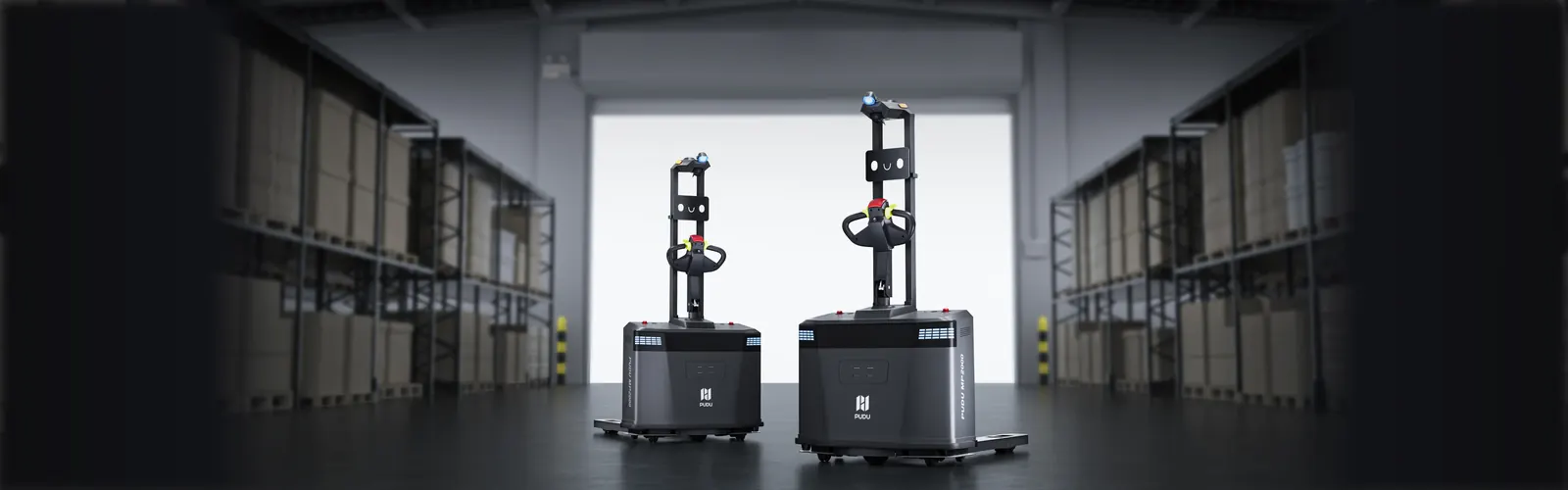 Dos robots PUDU MP2000 de manipulación de palés en un almacén con estanterías